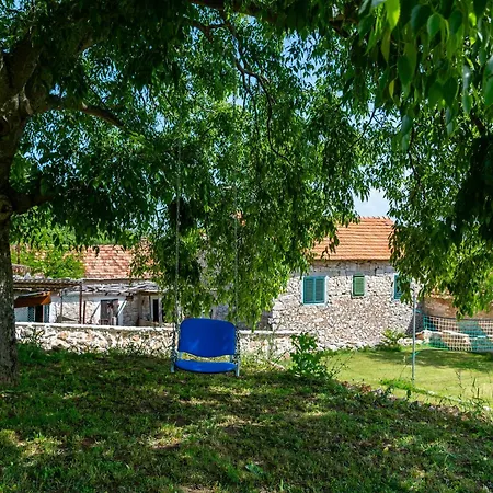 House Leptir Hébergement de vacances Drniš