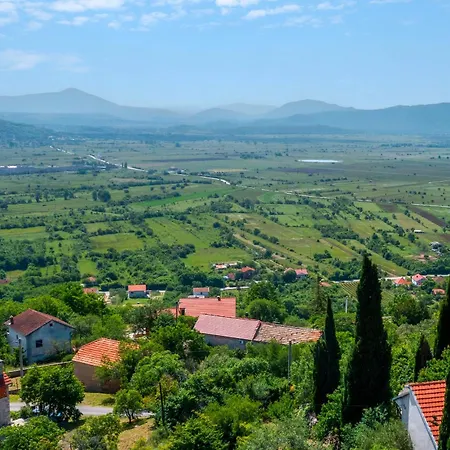 House Leptir Hébergement de vacances Drniš
